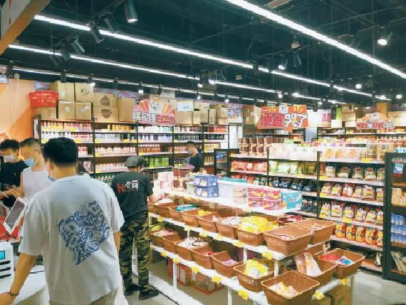 顾客在望京SOHO一家临期特卖店内选购。