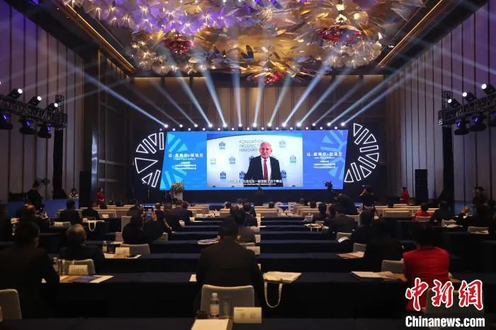 法国前总理、法国总统中国事务特使拉法兰进行线上主旨演讲。　胡耀杰 摄
