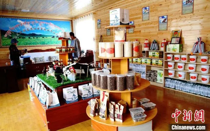 图为夏吾措和合作伙伴打造的高原妇女畜牧业专业合作社的门店。　马芝芬 摄