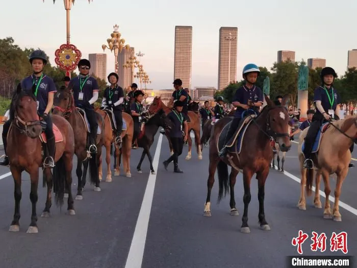图为内蒙古自治区鄂尔多斯康巴什举行的“马上游城”项目。　李爱平 摄