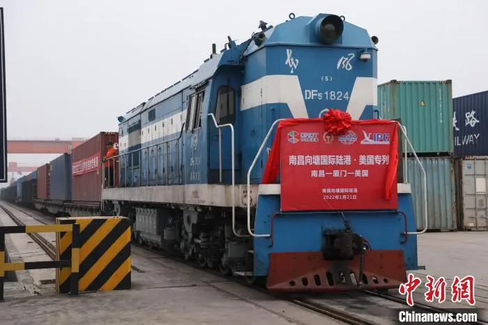 图为一列满载纺织品、体育器材、生活百货等电商货物的45961次列车从江西向塘国际陆港出发。　李琼 摄