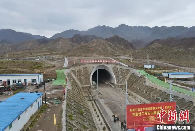 图为尖山隧道口。　吴亚杰 摄