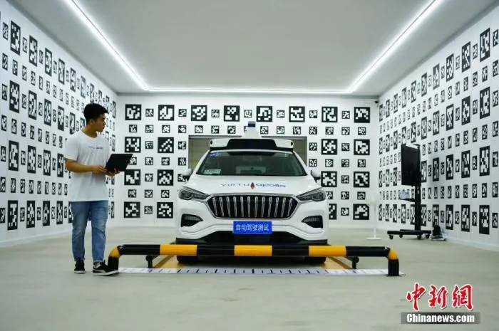 7月10日，在河北省沧州市云图科技自动驾驶标定与维护中心，工作人员对L4级自动驾驶车辆进行调试。中新社记者 翟羽佳 摄