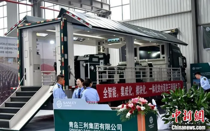 青岛三利集团在现场展示全智能、集成化、模块化、一体化水泵。　朱志庚 摄