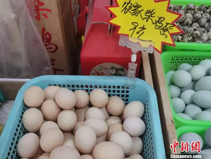 北京市西城区某菜市场内鸡蛋价格。 中新网记者 谢艺观 摄