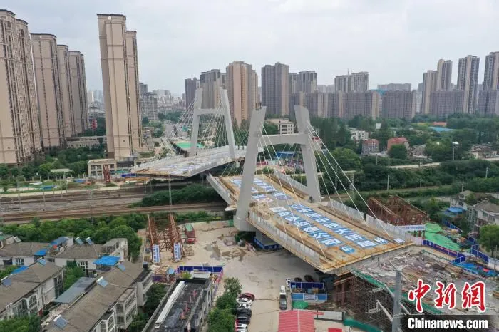 图为，武汉建安街上跨铁路桥东主塔墩梁体转体中 丁凯 摄