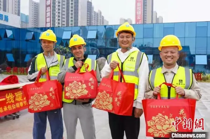 “新春慰问送温暖，情系一线暖人心”活动走进江门农商银行新总部大楼项目部 谢敏飘 摄