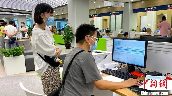民众可自助打印材料。　钱晨菲 摄