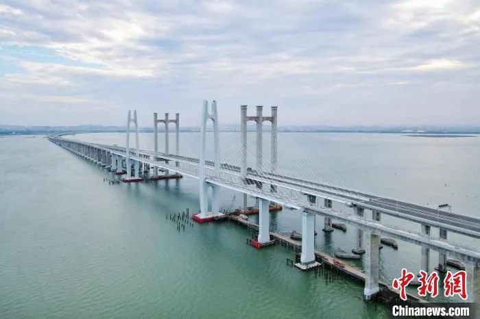 新建福厦铁路泉州湾跨海大桥(左)和已建成的泉州湾跨海高速公路桥。　中交二航局供图
