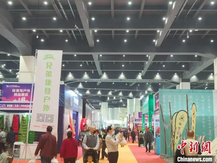 图为第27届郑州全国商品交易会展览现场。　杨大勇 摄