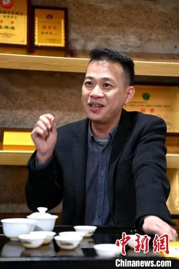 福建省泮夷农业发展有限公司负责人张林海见证了近年来茶村的发展变化。　张金川 摄