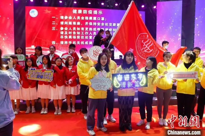 第四届中国国际进口博览会志愿者在国家会展中心(上海)合影留念。　殷立勤 摄