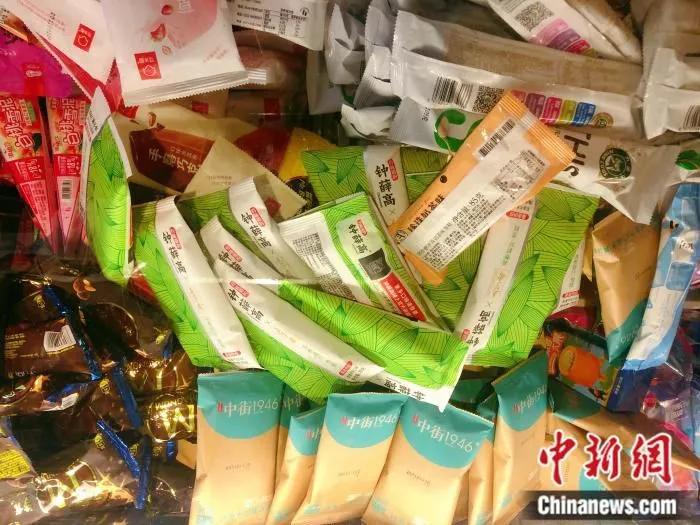 资料图：便利店冷柜里的钟薛高和其他网红雪糕们。 中新网 左宇坤 摄