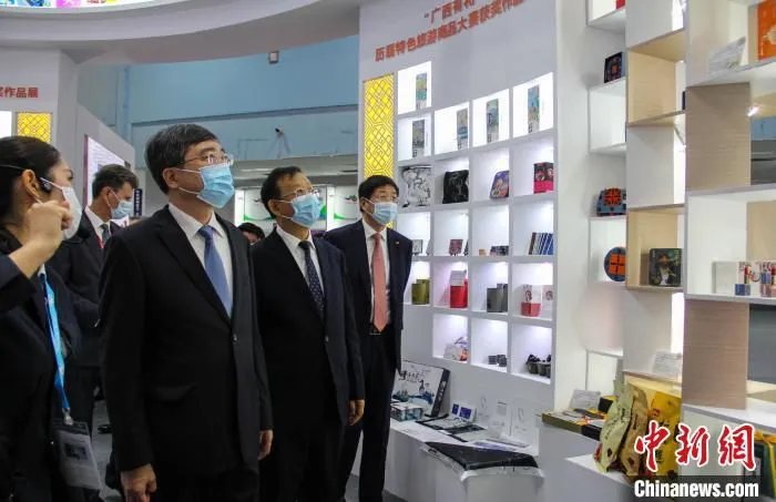 10月15日，与会领导嘉宾参观中国—东盟博览会旅游展。　杨宗盛 摄