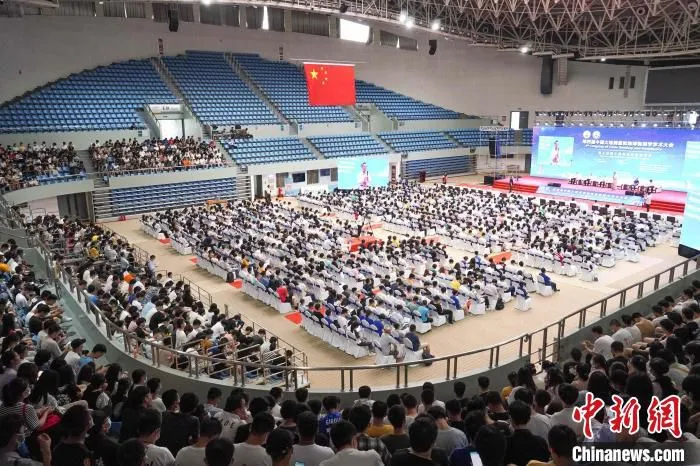 来自海内外3300余名专家、学者与会。　王大勇 摄