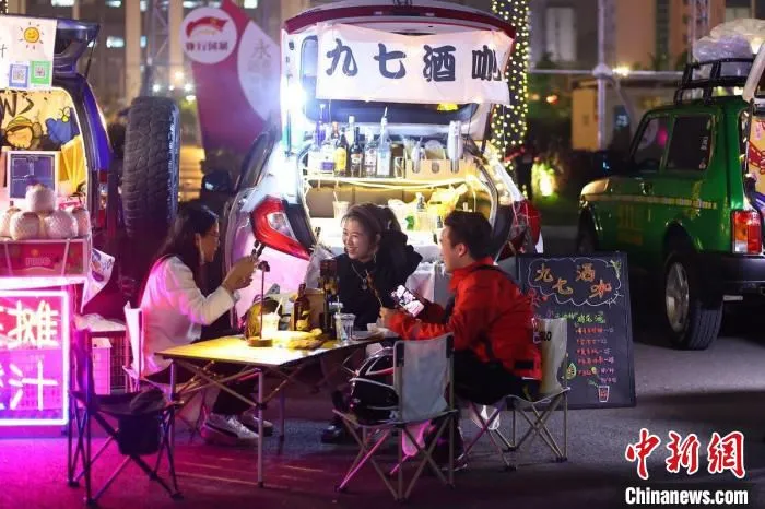 夜市给南京的个体经济带来新的舞台。　泱波 摄
