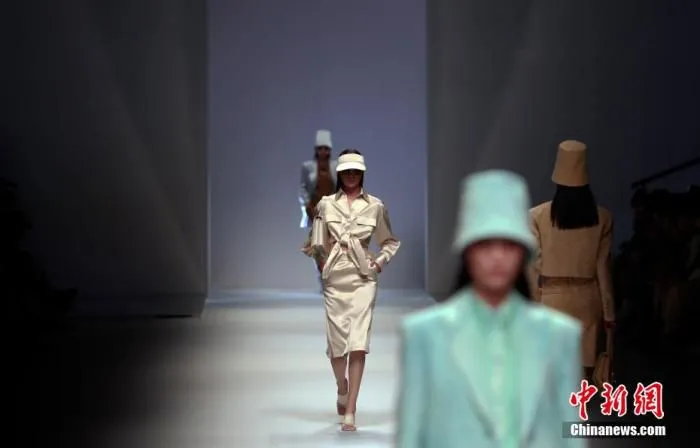 模特展示2021春夏流行趋势。 汤彦俊 摄