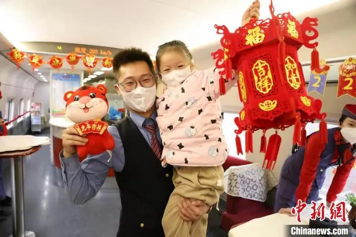 动车工作人员与小乘客亲密互动。　刘松霖 摄