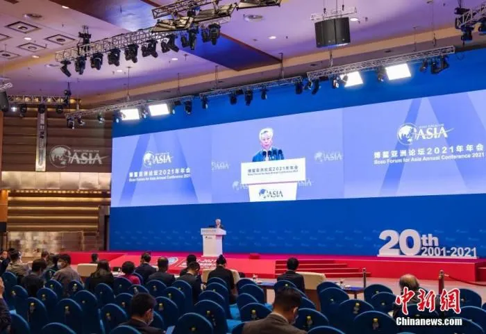 资料图：亚洲基础设施投资银行行长金立群致辞。 中新社记者 侯宇 摄