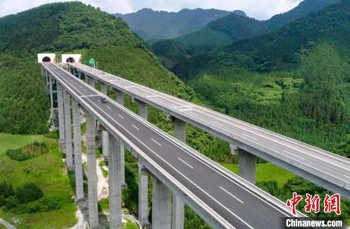 叙威高速公路鱼洞口大桥。　蜀道集团供图