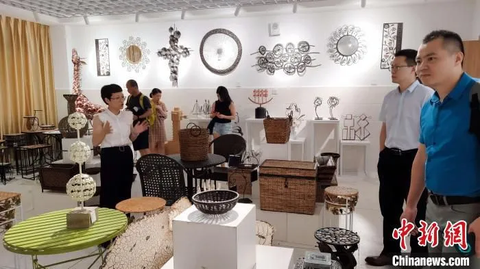 记者走访铁艺精品展。　杨伏山 摄