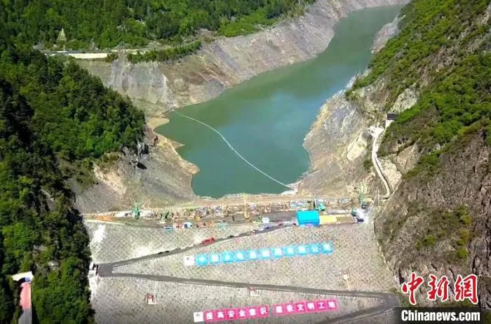 空中俯瞰理县杂谷脑河狮子坪水库大坝施工现场。　侯玉杰 摄