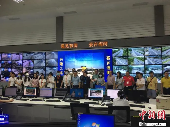 图为“沿着高速看中国(广东)”采访团在梅河高速东御公司采访。　宋秀杰 摄