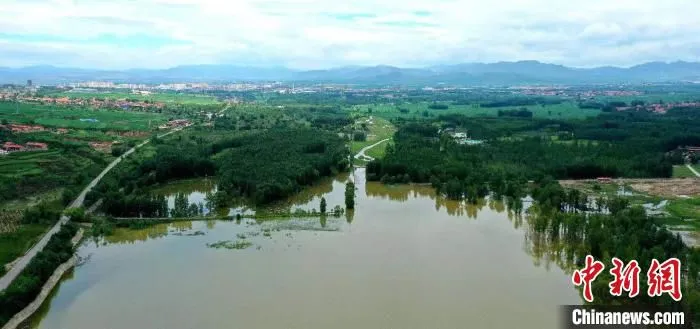 专家媒体一行来到唐河门头峪水库，水面波光粼粼，周围绿树掩映，山清水秀如画一般。　主办方供图