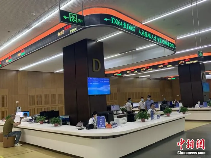 “一件事一次办”窗口 单冰洁/摄