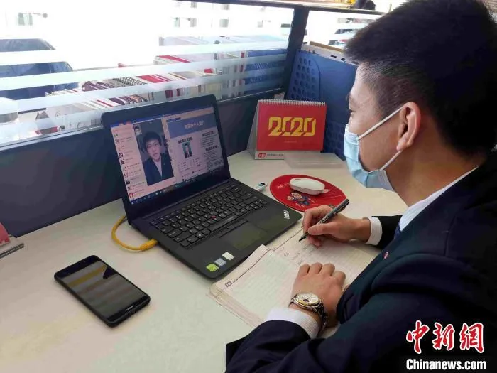 资料图：图为招聘单位的人力资源人员在线与求职者视频交流。　赵晓 摄