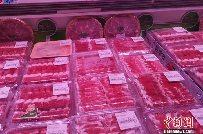 图为超市里的肉卷。 中新网记者 谢艺观 摄