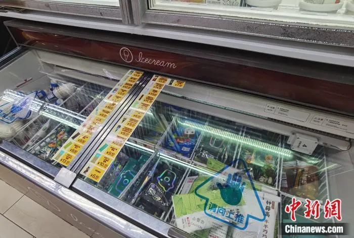 便利店里鲜少见5元以下雪糕，最贵单只可达22元。 中新网 左宇坤 摄
