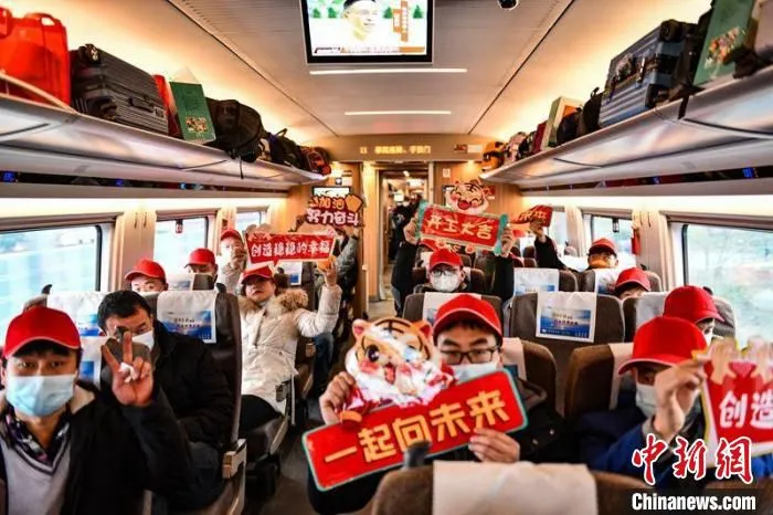 务工人员满怀憧憬奔征程。　汉中车务段供图