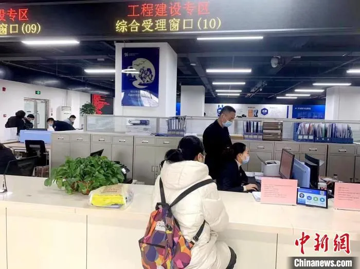 等待取证。　铁西区委宣传部 供图