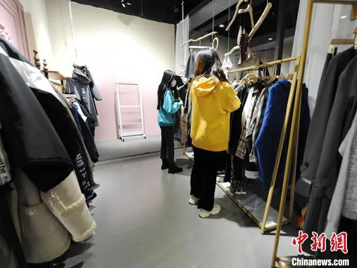 市民在共享衣橱挑选商品。　刘栋 摄