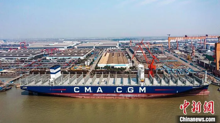 中国船舶沪东中华一天实现交船开工等三大节点 张黎 摄