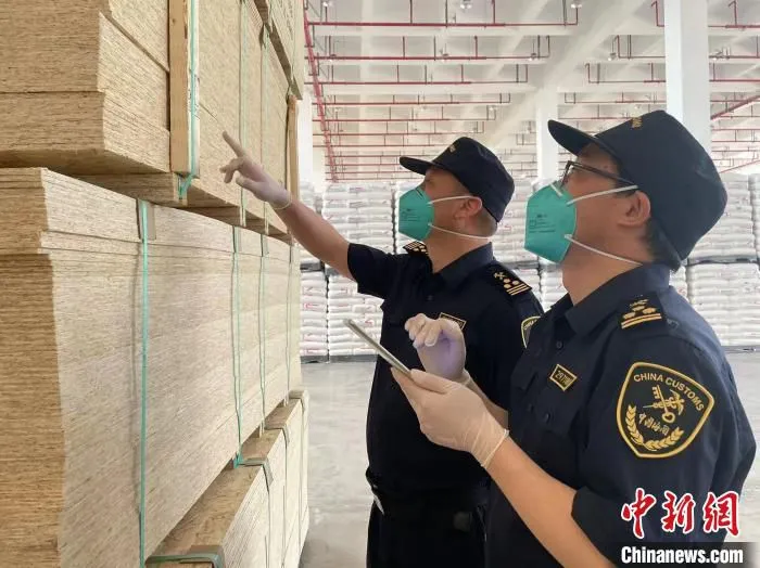 海关工作人员在检查货物 谢颖 摄 摄