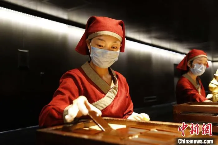 资料图：东阿阿胶股份有限公司员工正在擦胶，这是阿胶制作过程中的一道传统工序。　沙见龙 摄