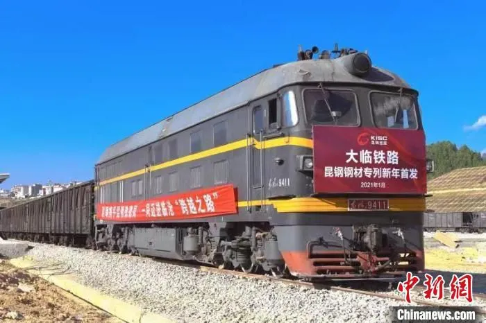 图为在大临铁路上行进的货运列车。　吴翔 摄