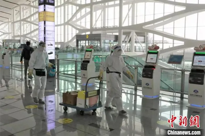 大兴机场疫情防控与出行大客流“双保障”。　大兴机场供图 摄