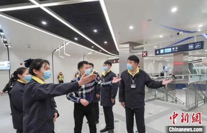 图为京港地铁次渠站工作人员在模拟练习为乘客指路。　中新社记者 贾天勇 摄