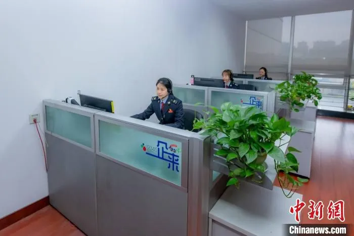 “一企来”税务专席政策专员正进行政策解答。　平亮 摄