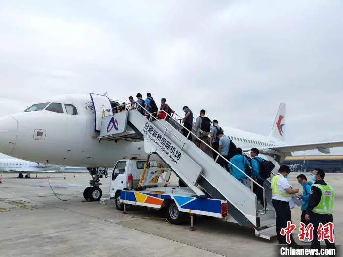 “皖和号”主题航班乘客登机。　张强 摄