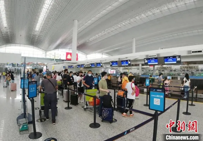 南航广州枢纽3天保障旅客超15万人次 南方航空 摄