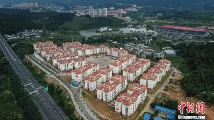 2020年7月，航拍贵州省遵义市湄潭县黄家坝街道田坝社区崇德小区移民安置点。中新社记者 瞿宏伦 摄