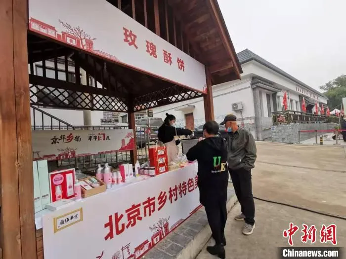 活动现场，设置丰富的美食展位吸引了不少游客前来品尝体验。　周音 摄