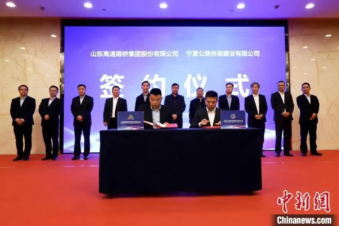 签约现场。　李佩珊 摄