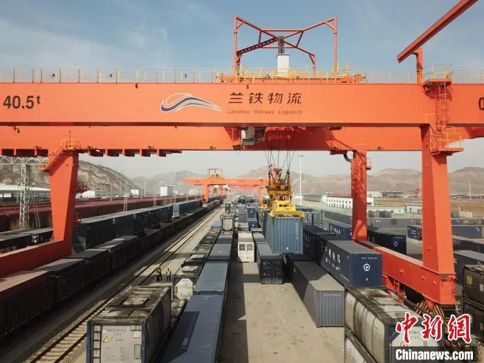 5月21日，“义乌—兰州—莫斯科”班列从兰州铁路局兰州货运中心东川铁路物流中心发车。　张悦志 摄