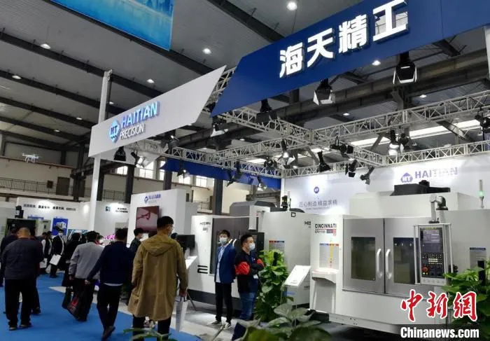 众多智能制造重量级企业携高精端产品前来参加2021首届中国(丰县)国际智能制造博览会。　朱志庚 摄