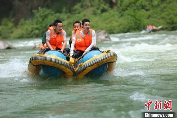 游人在张家界茅岩河风景区体验漂流项目。　吴勇兵 摄